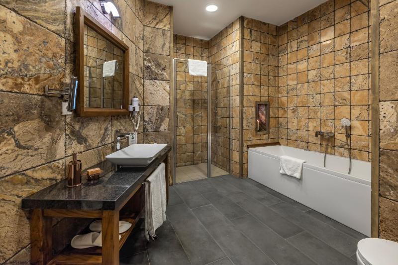 Deluxe Cave Suite image 1