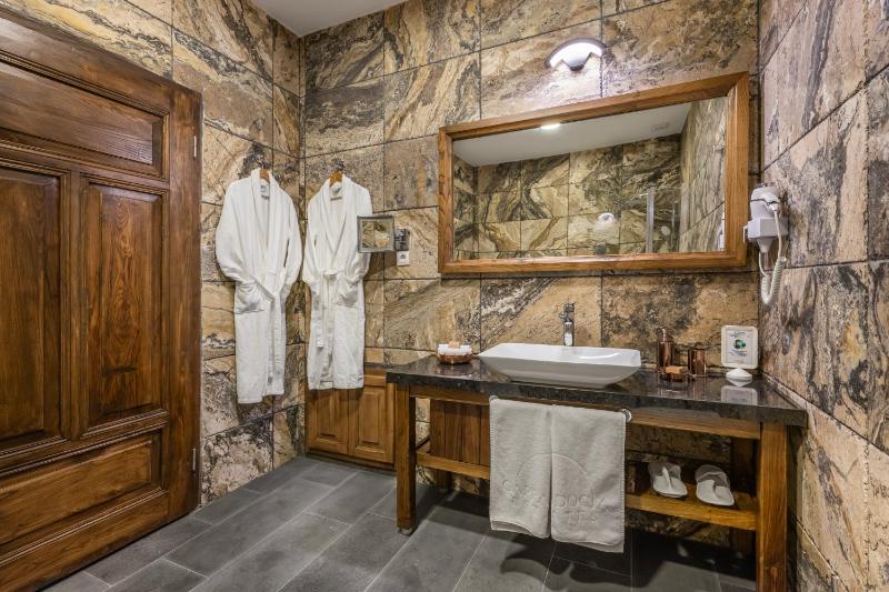 Deluxe Cave Suite image 3