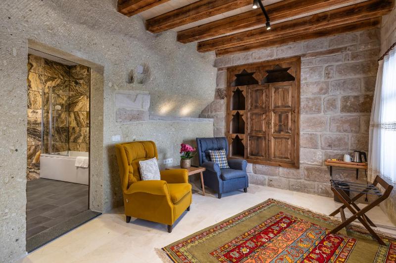 Deluxe Cave Suite image 4