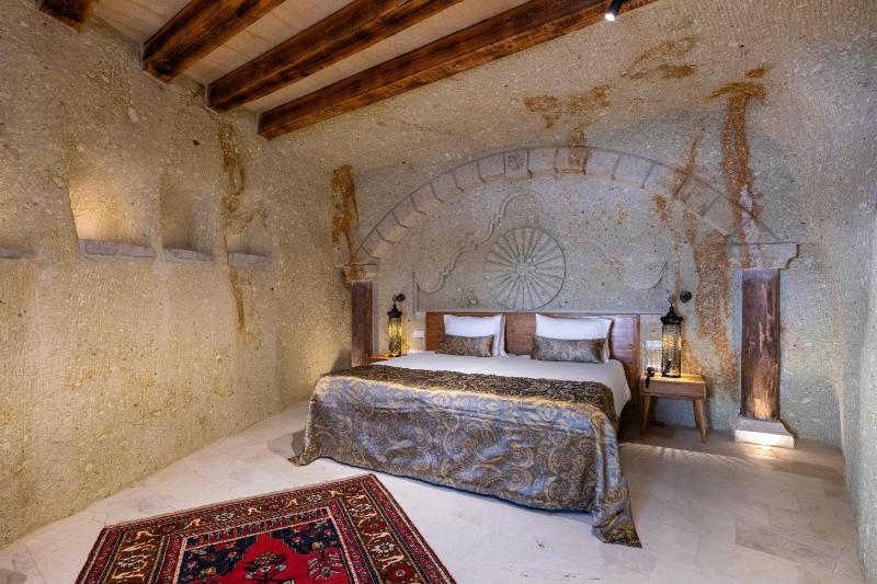 Deluxe Cave Suite image 2