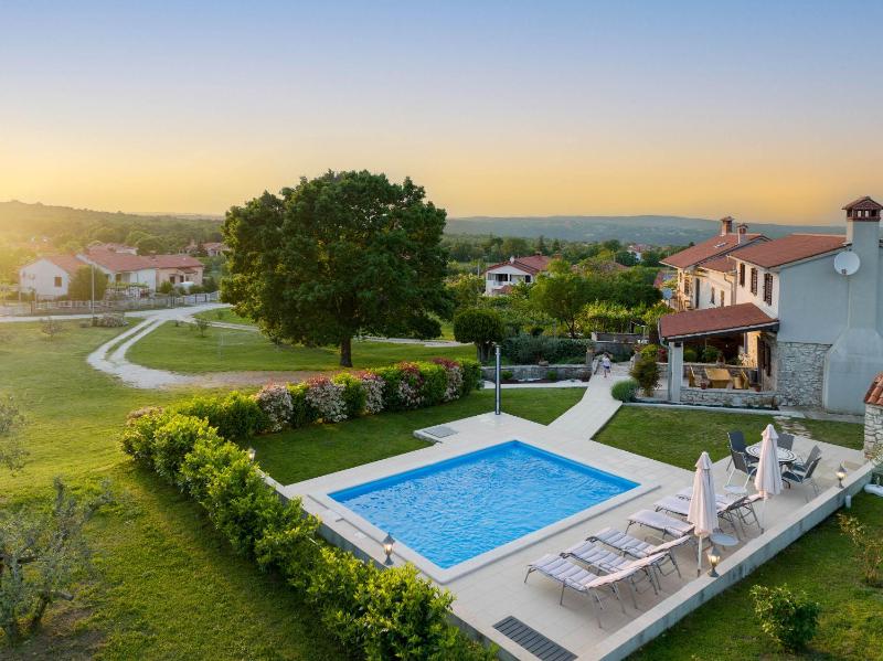 Casa Ivanovac with pool and large front yard - image 1