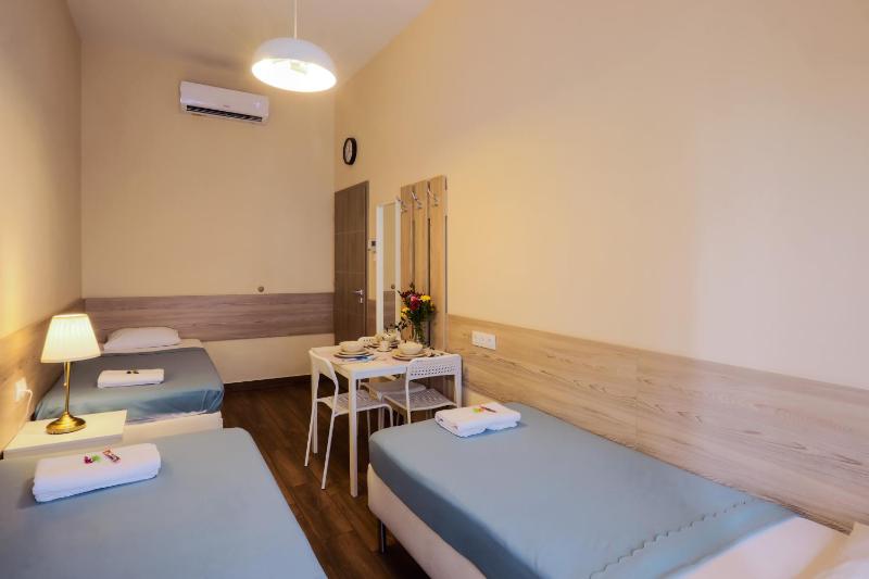 Triple Room with Shared Bathroom image 1