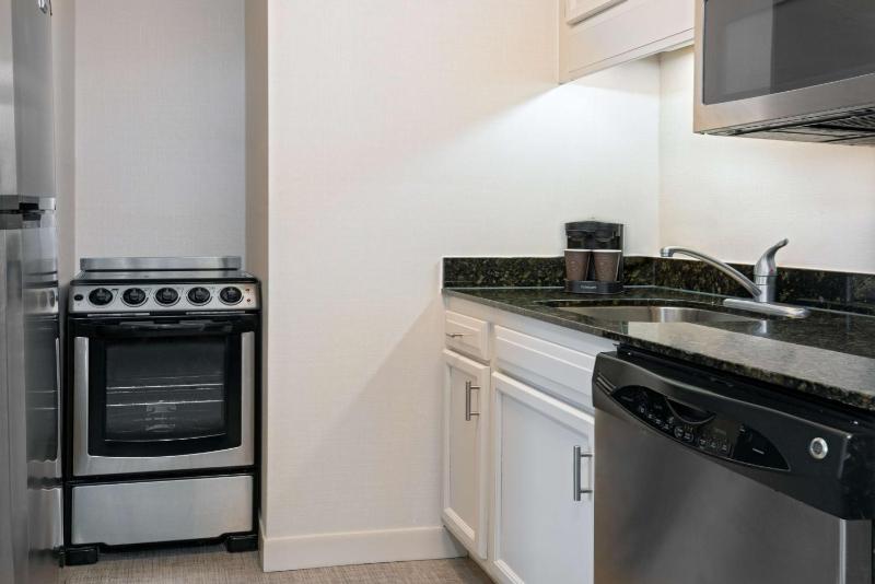 Two-Bedroom Suite with One King And Two Double Beds - Non-Smoking image 4