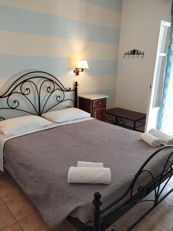 Double Room image 3