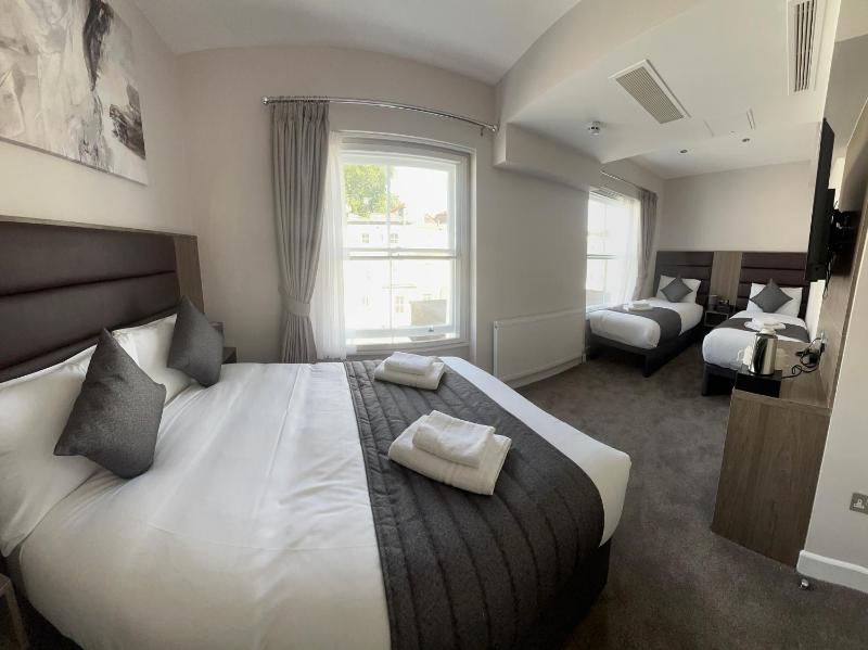 Quadruple Room image 4