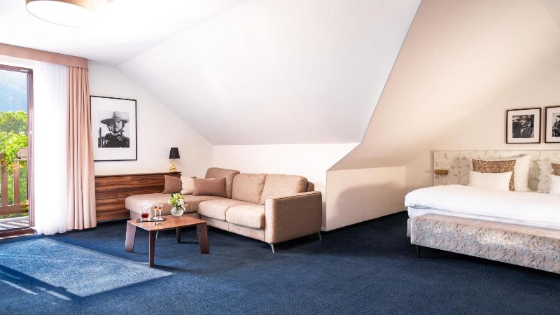 Savoy Suite with Balcony (4 Adults) image 3