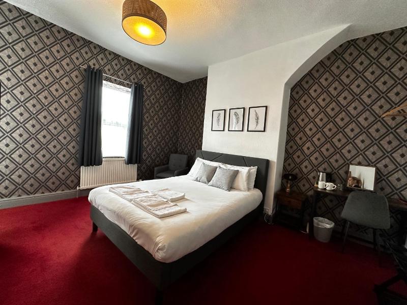 Large Double Room image 1