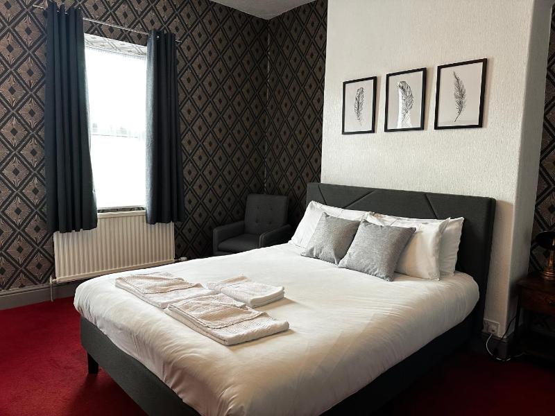 Large Double Room image 3