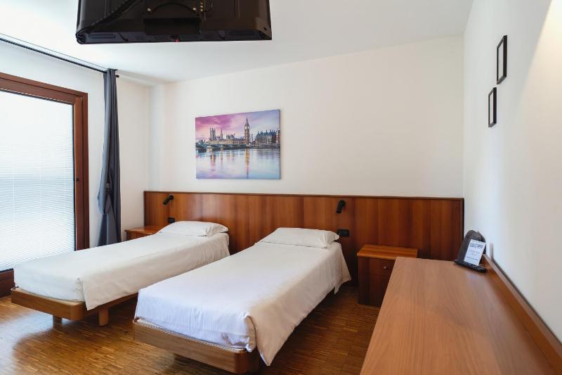 Standard Double Room image 3