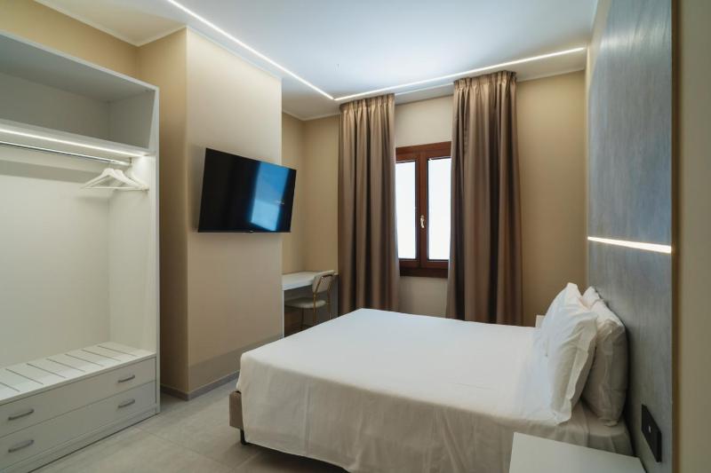 Superior King Room image 3