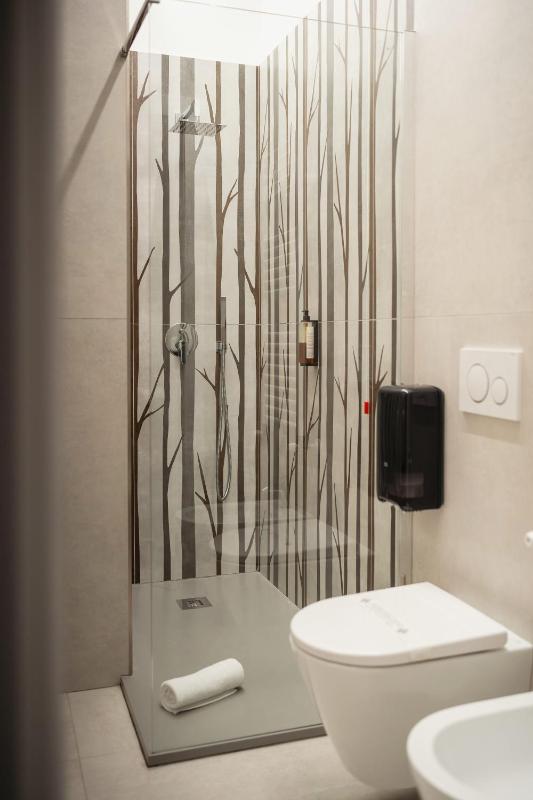 Superior King Room image 4