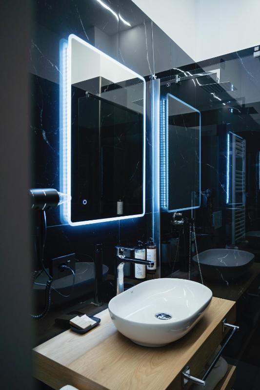 Deluxe Double Room with Balcony image 3