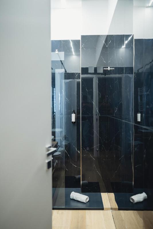 Deluxe Double Room with Balcony image 2