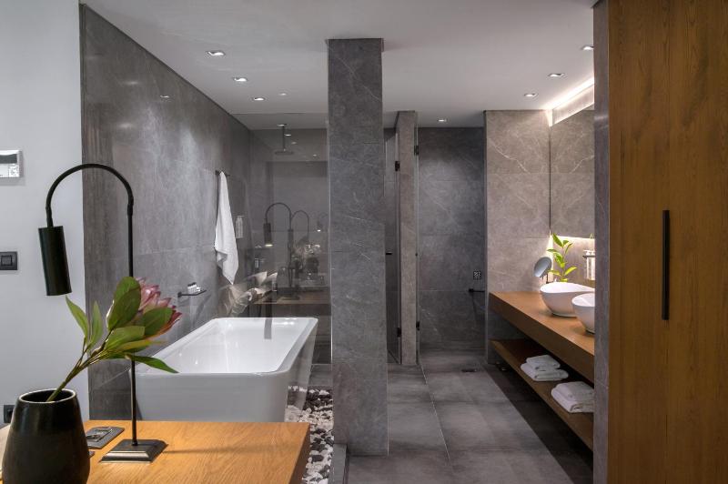 Master Suite image 4