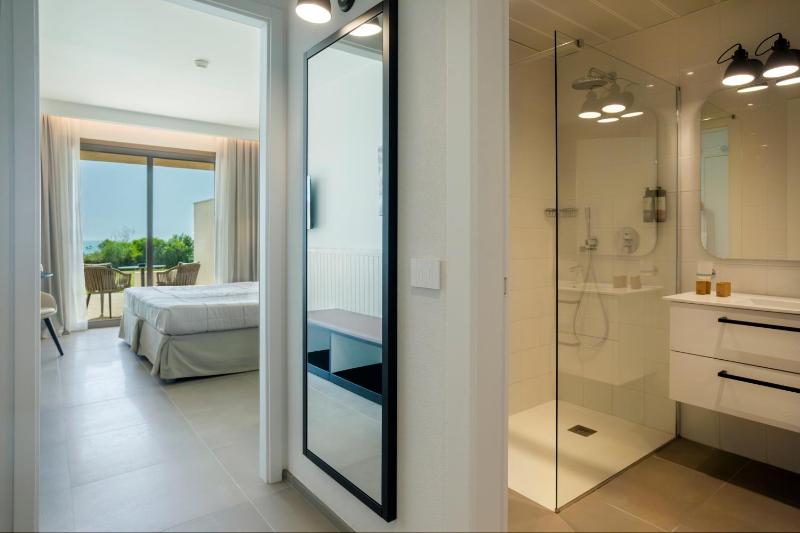 Classic Double Room with Sea View image 3