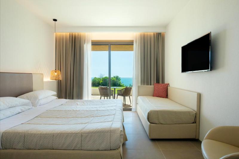 Superior Triple Room image 4