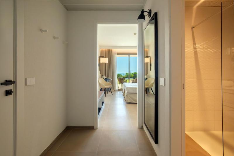 Superior Triple Room image 3