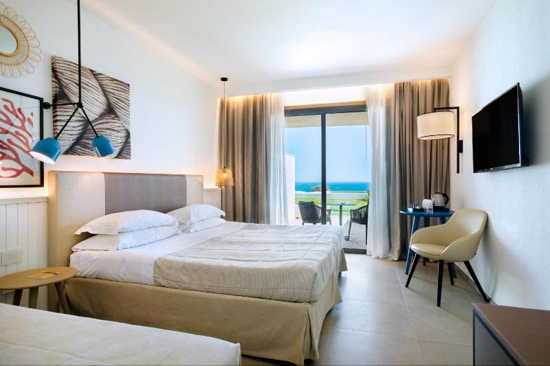 Superior Triple Room with Sea View image 4