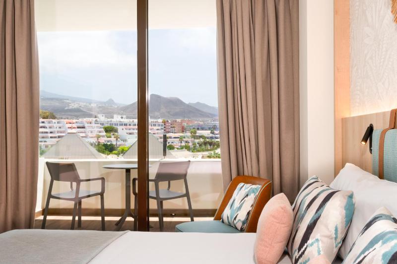 Twin Room with Mountain Views image 3