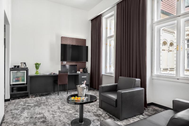 Junior Suite with One King Bed and Sofa image 1