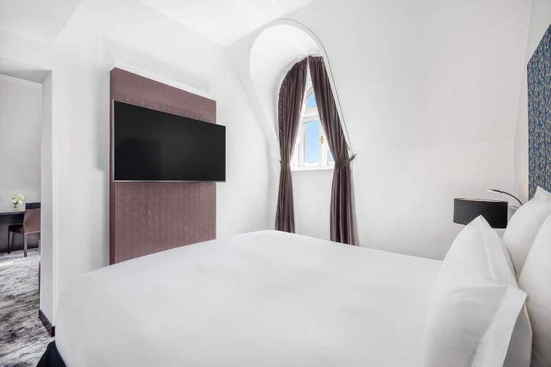 Junior Suite with One King Bed and Sofa image 4