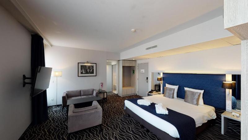 Junior Suite with Spa Bath image 1