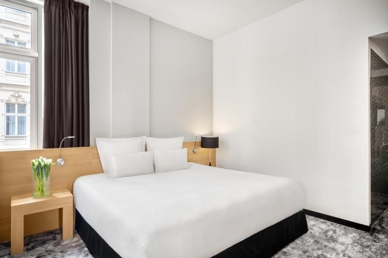 Suite with Sofa and Bath image 3