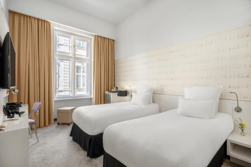Superior Twin Room image 1