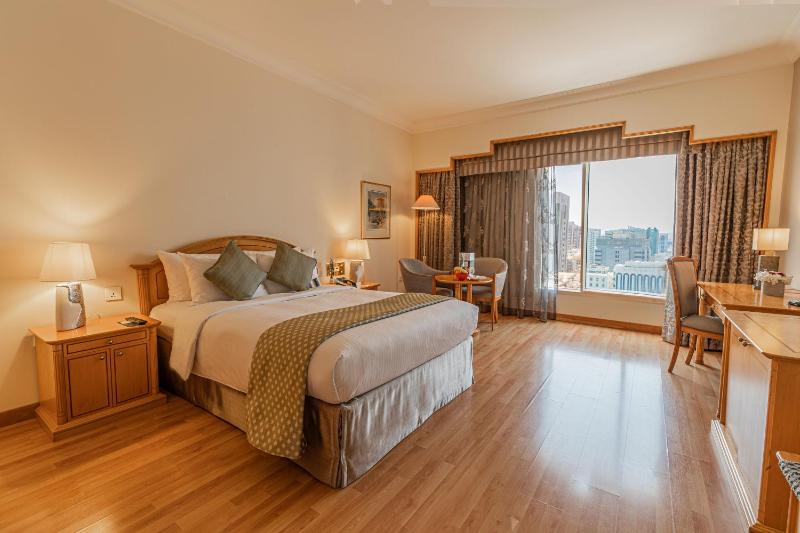Standard King Room image 3
