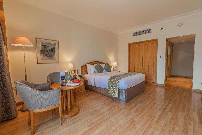 Standard King Room image 4