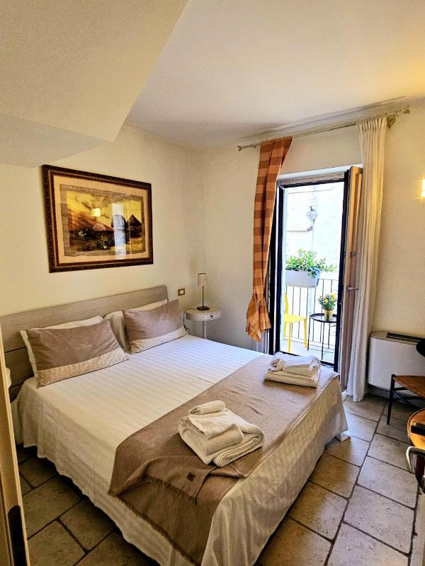 Double Room image 2