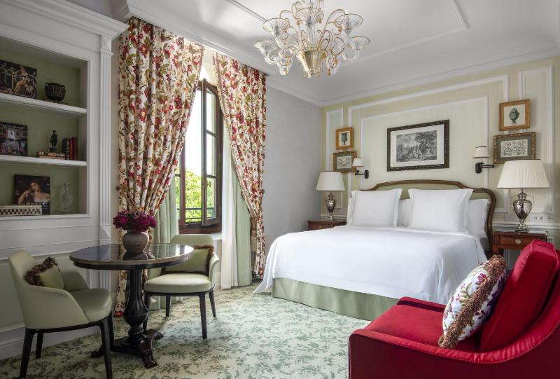 Deluxe King Room image 4