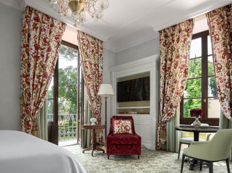 Premier King Room image 3