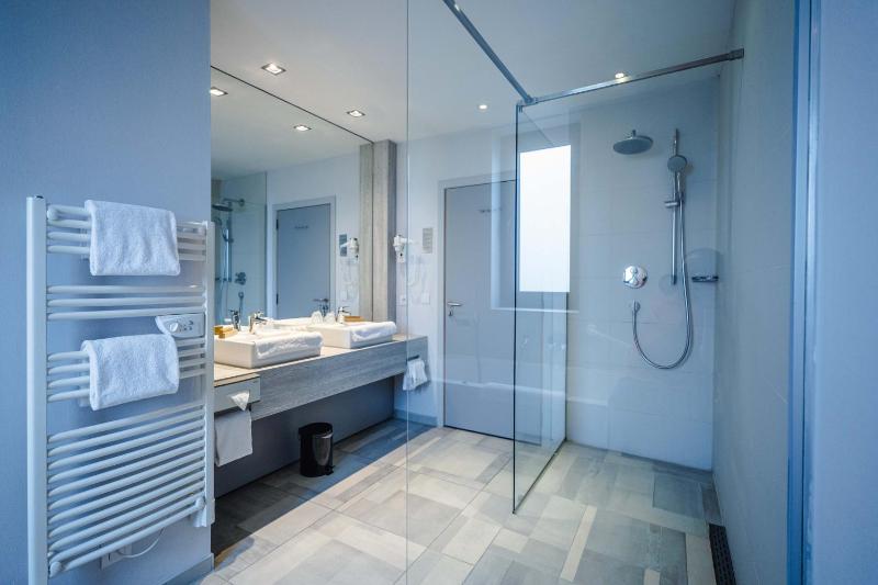 Junior Suite with Spa Bath image 3