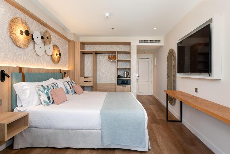 Twin Room with Pool View image 3
