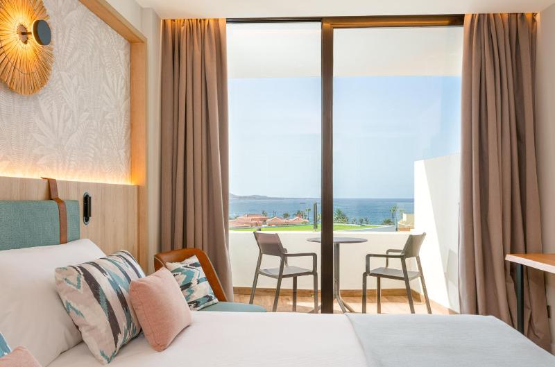 Twin Room with Sea View image 3
