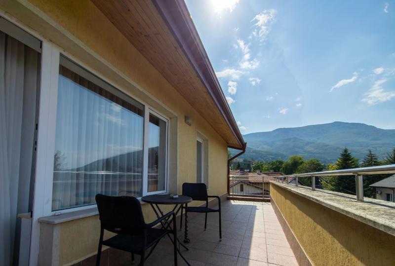 Deluxe One-Bedroom Apartment with City View image 4