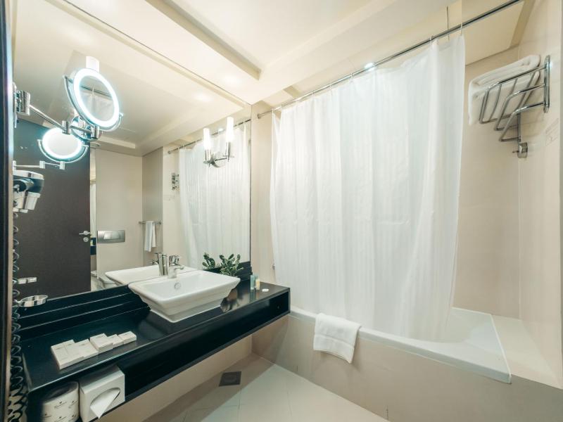 Deluxe Twin Room image 4