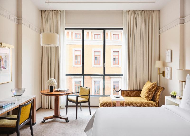 Deluxe Room King image 4