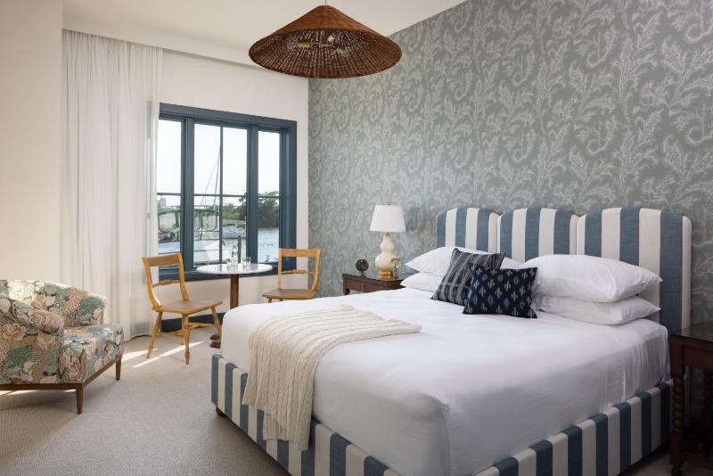 Deluxe King Room image 1