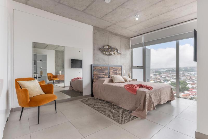 Modern Oasis iFreses 18th floor! AC TV and Pool - image 1