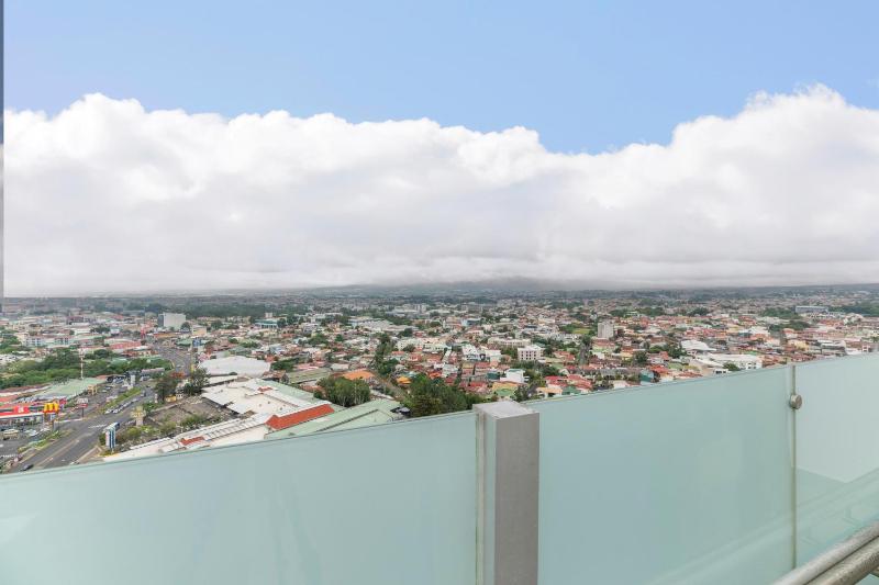 Modern Oasis iFreses 18th floor! AC TV and Pool - image 4