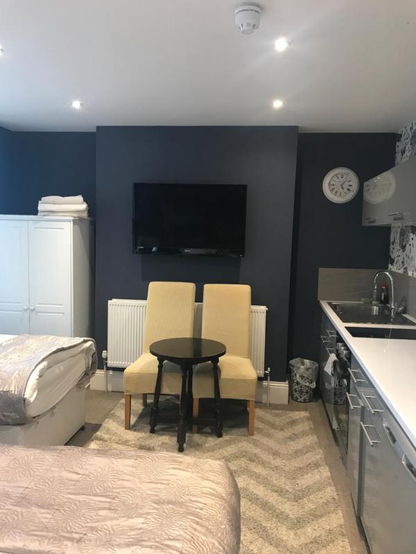 Triple Room with Shared Bathroom image 1