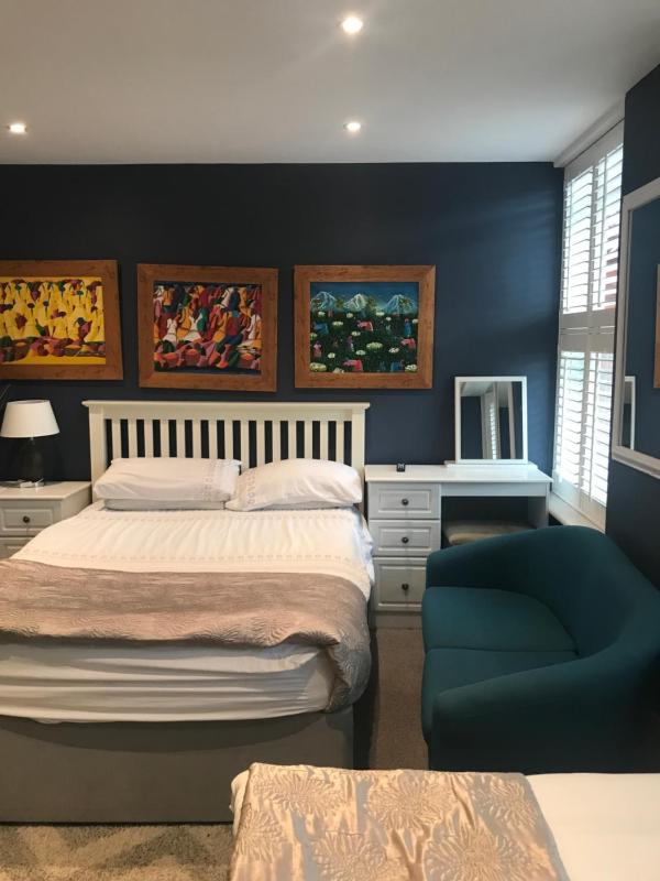 Triple Room with Shared Bathroom image 4