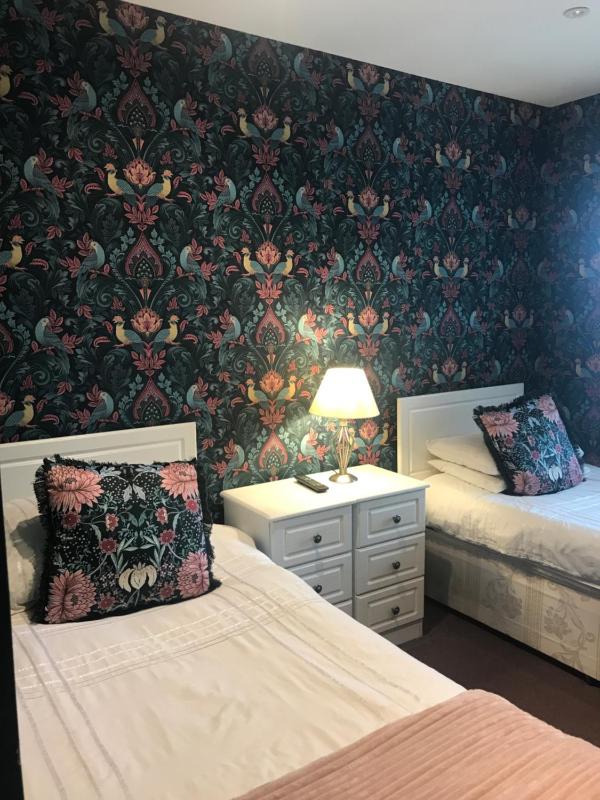 Twin Room with Bathroom image 4