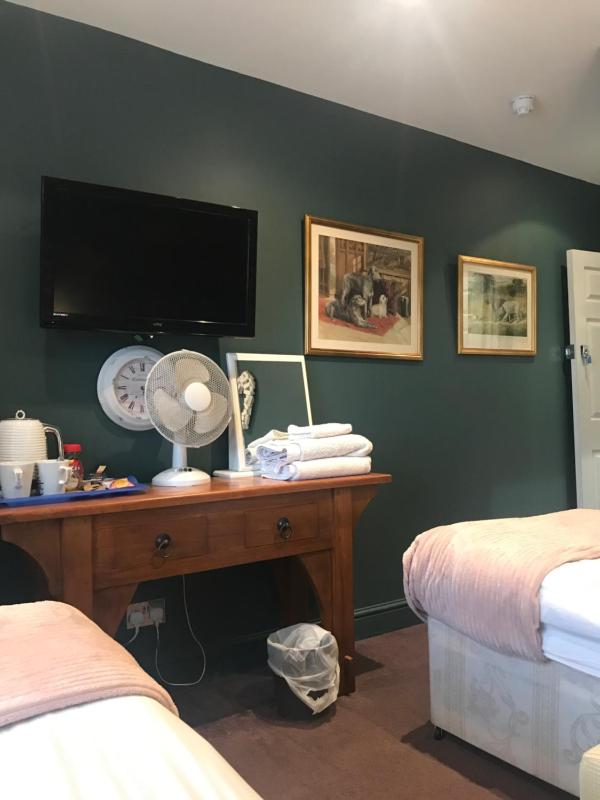 Twin Room with Bathroom image 3