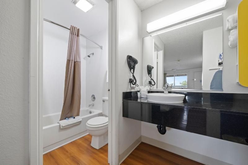 Standard Double Room image 3