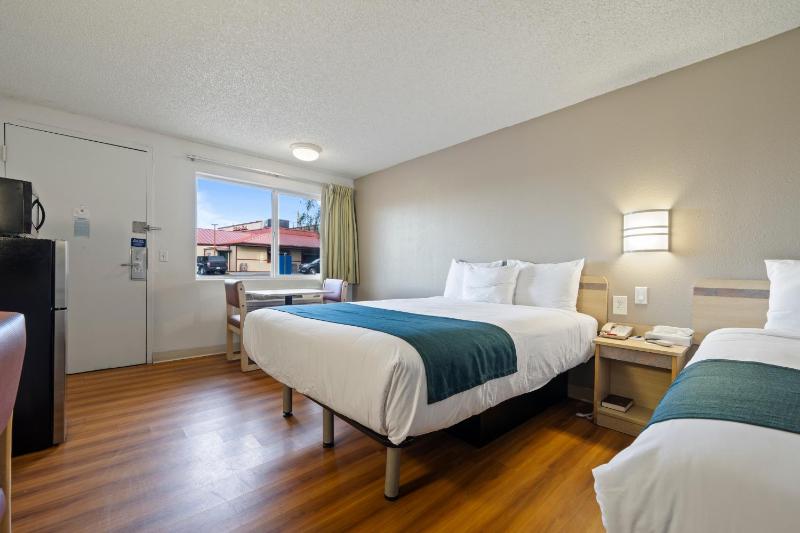 Queen Room with Two Queen Beds - Smoking image 1