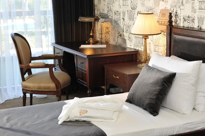 Standard Double Room image 3