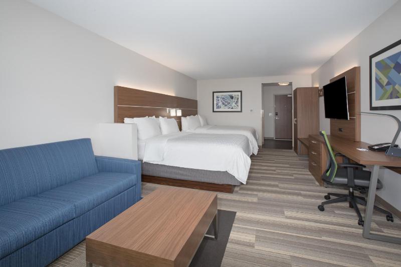 Queen Suite with Two Queen Beds image 2